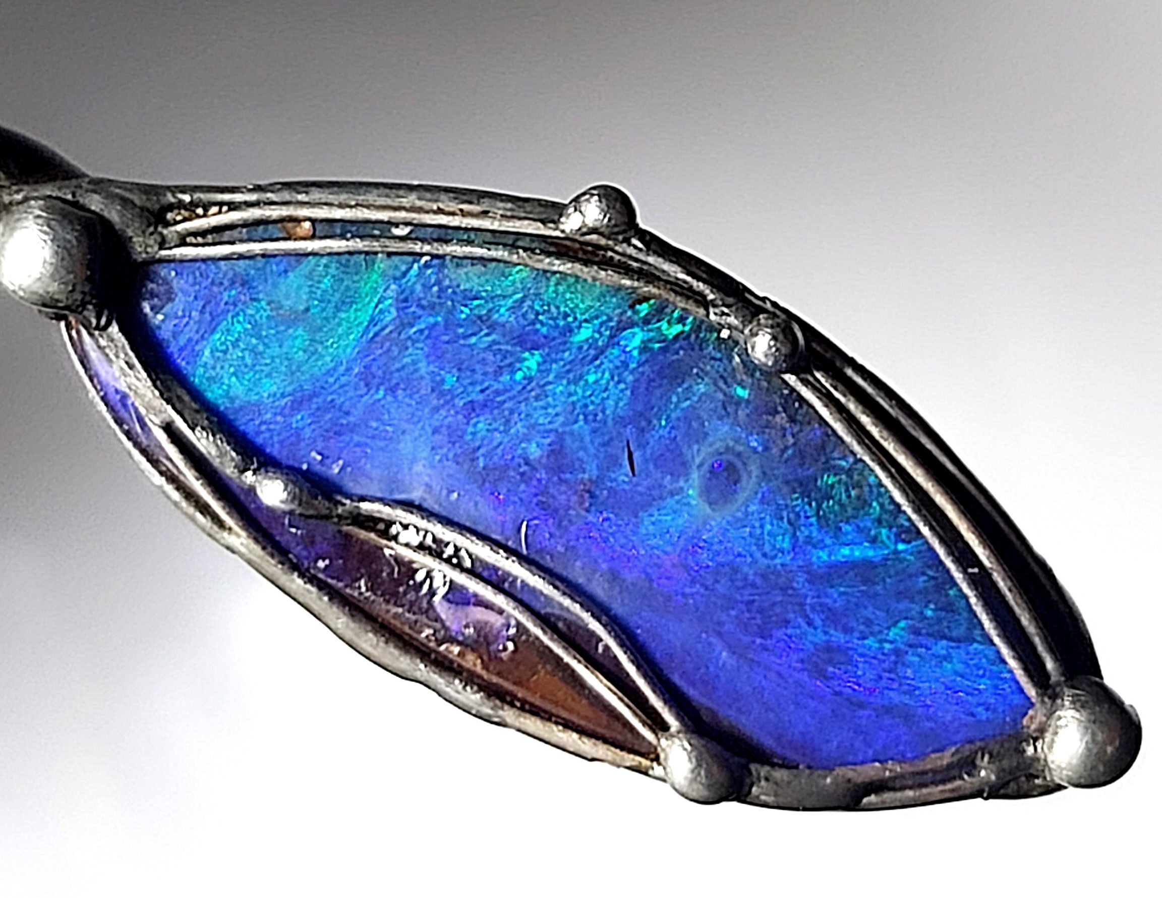 opale-noire-pierre-mysterieuse-pour-bijoux-dexception