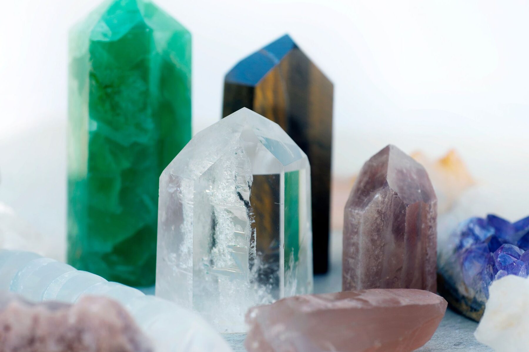 le-quartz-rutile-pierre-de-beaute-et-denergie-comment-lintegrer-dans-votre-quotidien